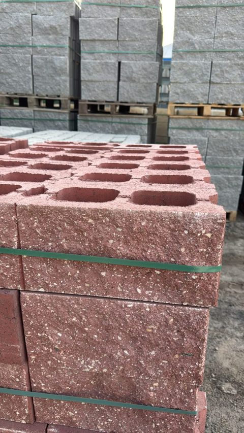 Kırmızı renkli beton duvar bloğu paletleri